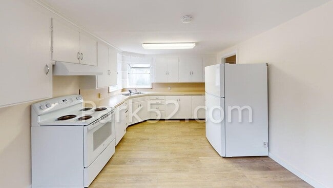 Building Photo - Small Pet Friendly - 2 Bedroom Single Fami...