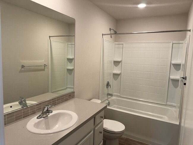 Building Photo - 4 bedroom 2.5 bathroom almost-new house in...