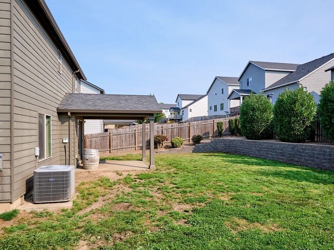 Building Photo - Beautiful 4 bedroom/2.5 Bath Home On Large...