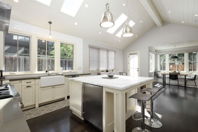 Building Photo - Furnished Downtown Palo Alto Modern Home with Timeless Design