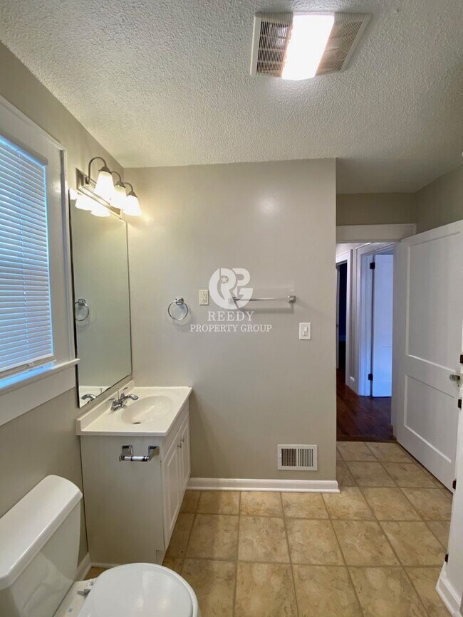 Building Photo - Spacious 3 bedroom  and 1 bath home with FENCED IN BACKYARD located minutes from downtown Spartan...