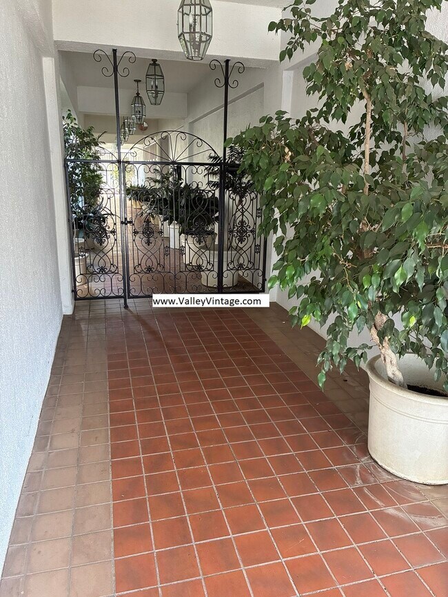 Building Photo - 11687 S Montana Ave