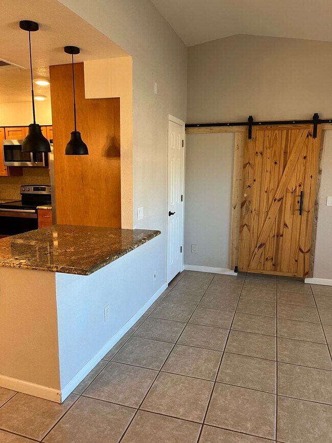 Building Photo - Modern, updated 3B/2B with fenced yard and sun room in Cottonwood