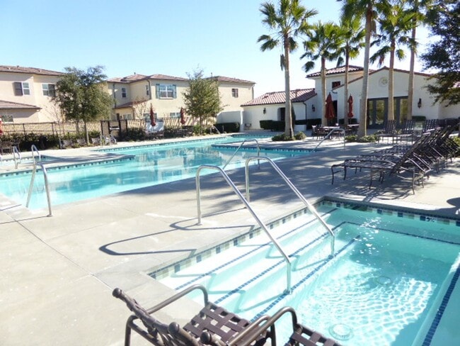 Building Photo - 4-Bedroom Home in the Gated Villa Metro Community!