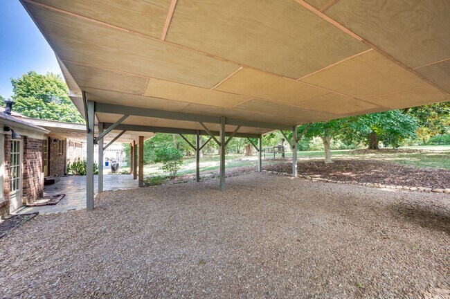 Building Photo - 5040 Stillwood Dr