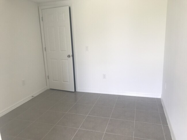 Building Photo - 4 Bedroom at Heart of Windermere!!! Tile through out living area!