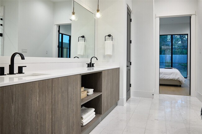 Building Photo - 8926 Croes Dr
