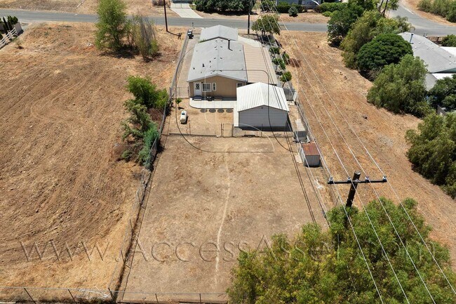 Building Photo - Spacious 3 Bedroom Home with Large Fenced Yard and Two-Car Garage