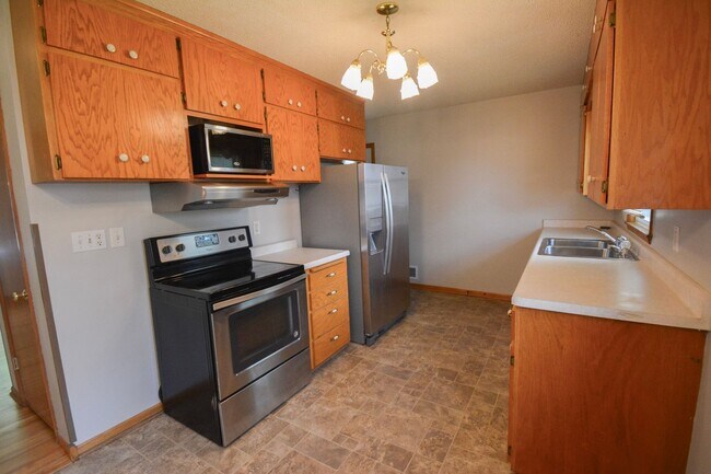 Building Photo - Charming 2-Bedroom Home with Natural Light...