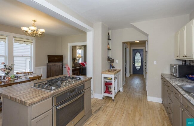 Building Photo - AVAILABLE JUNE - Charming 3 Bed, 1 Bath Home in East hillside!