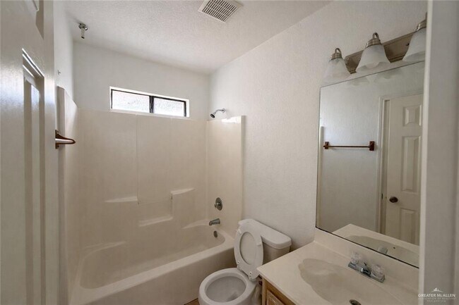 Building Photo - 607 Gastel Cir