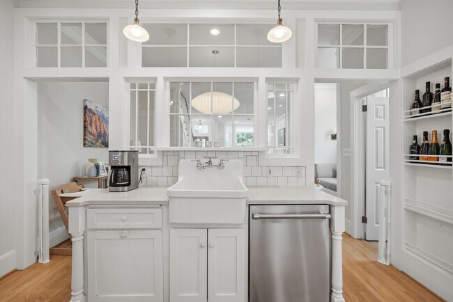 Building Photo - Capitol Hill Victorian Home | 3 Bed | 2.5 Bath | 2,700 Sf | Patio & Screened-In Porch | 2 Surface...
