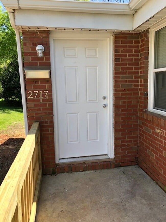 Building Photo - Cute 2 Bedroom Duplex near Freedom Drive