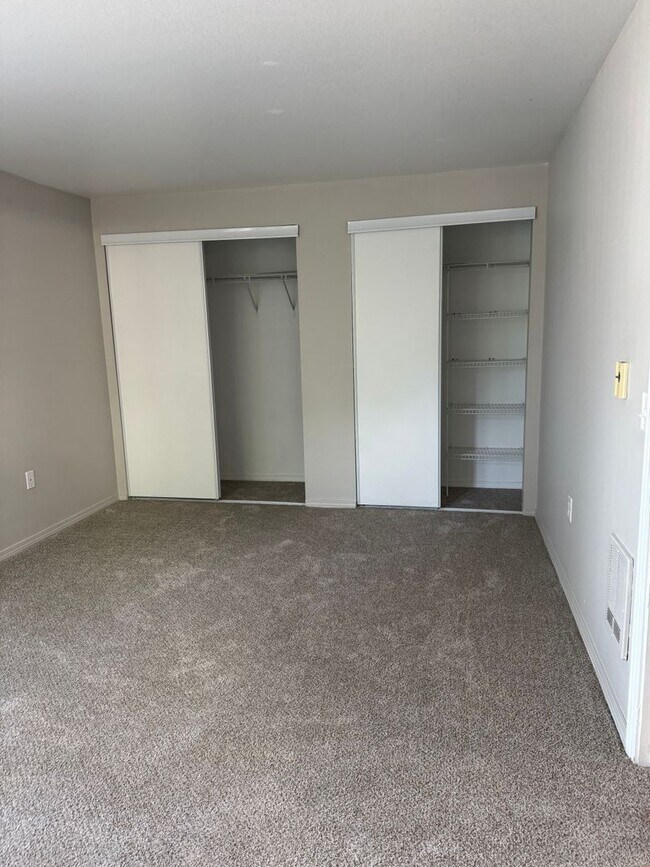 Building Photo - Life Just Got Better Come See For Yourself At Powell Court Apartments!!