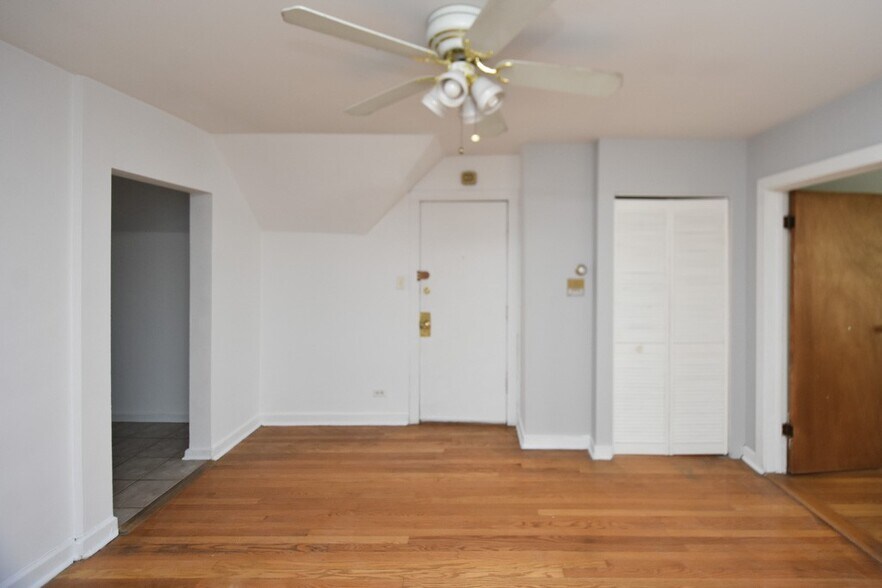 Building Photo - 3055 N Racine Ave