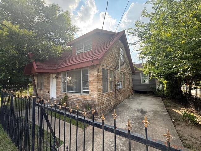 Building Photo - 3012 Live Oak St