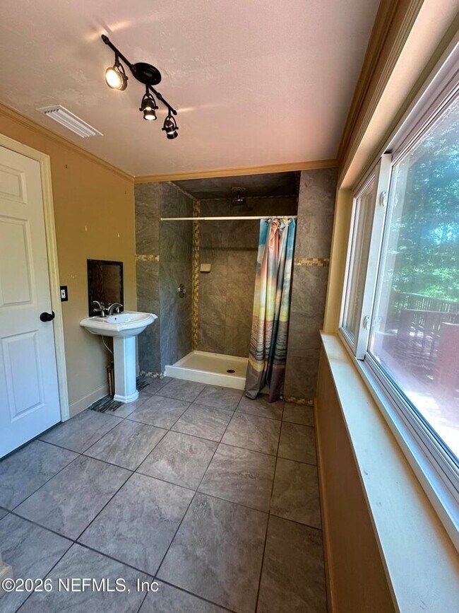 Building Photo - Private Retreat!