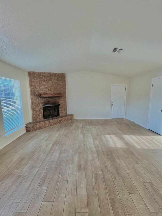 Building Photo - 1008 Acacia Cir