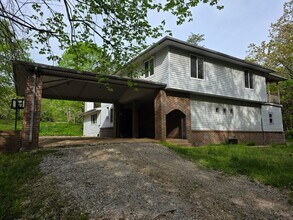 Building Photo - Nice secluded 4 bedroom home