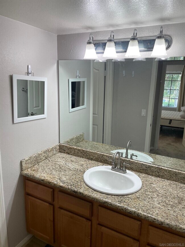 Building Photo - 15078 Avenida Venusto