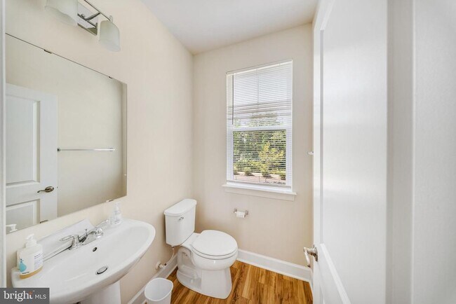 Building Photo - 3525 Carnaby St
