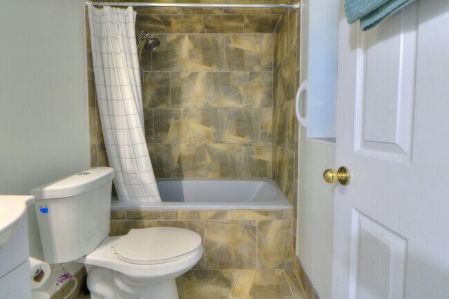 Building Photo - Basement Apartment Near Springville Canyon