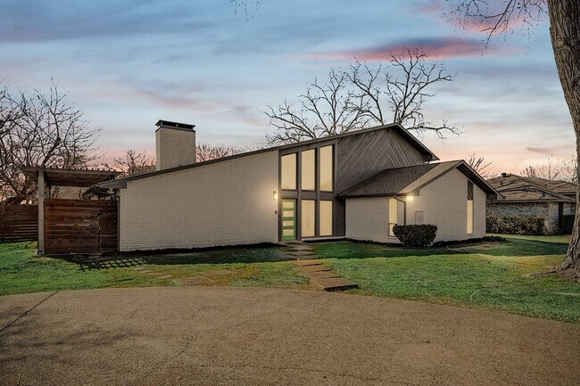 Building Photo - 313 Melorine Dr
