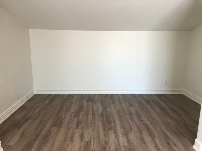 Building Photo - Three-story downtown home two blocks from ...
