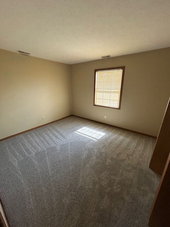 Building Photo - New Listing in Albion, Indiana!