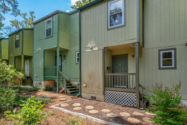 Building Photo - Townhome with Garage Near the Parkway