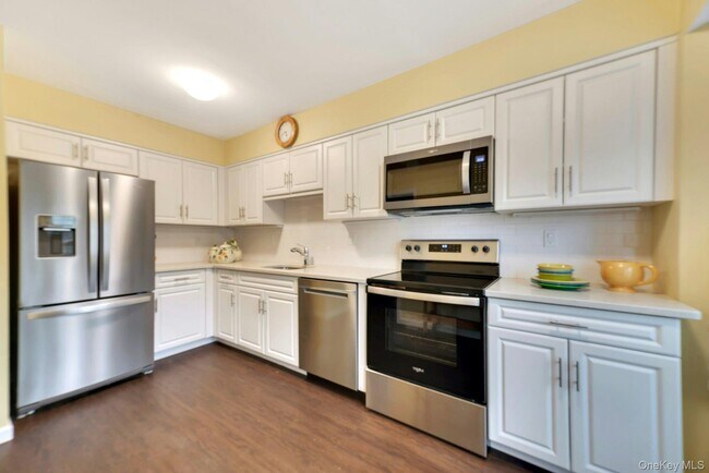 Building Photo - 2555 Youngs Ave