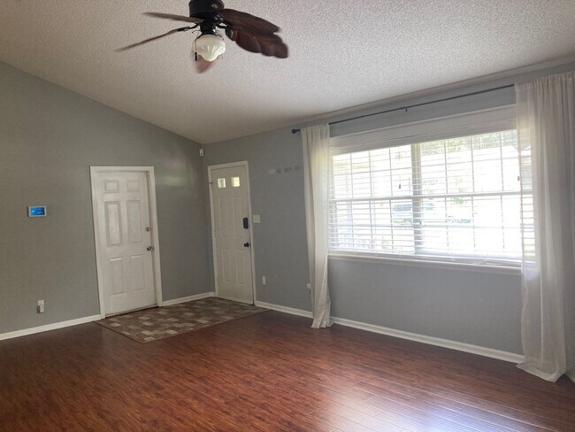 Building Photo - 3 bed 2 bath house, 1-car garage and fenced-in yard! Available May 15