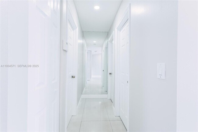 Building Photo - 5145 SW 140th Pl