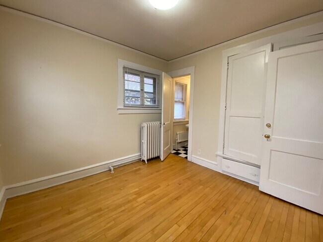 Building Photo - 2533 N Lake Dr