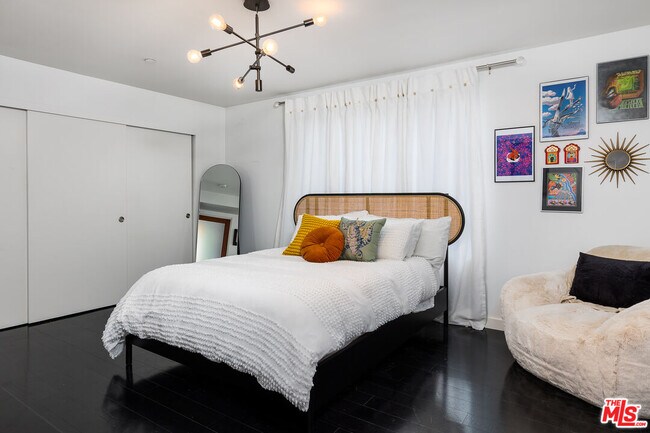 Building Photo - 900 N W Knoll Dr