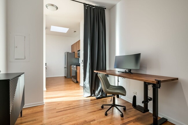 Building Photo - 2089 W Wabansia Ave