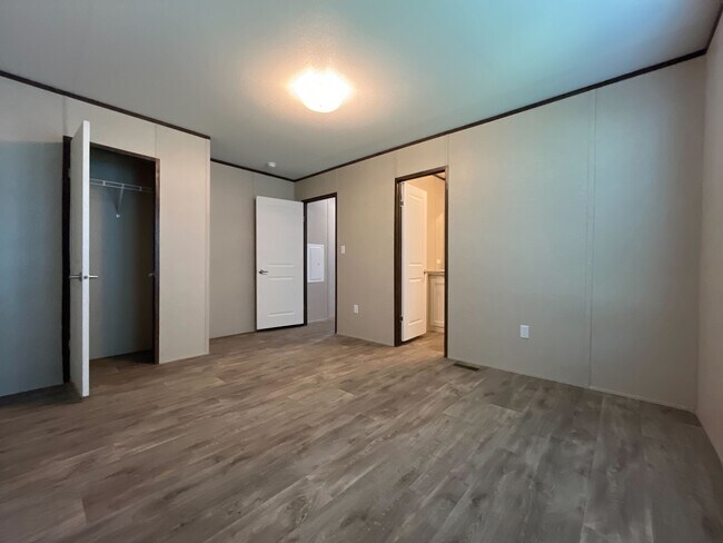 Building Photo - 203 Linda St