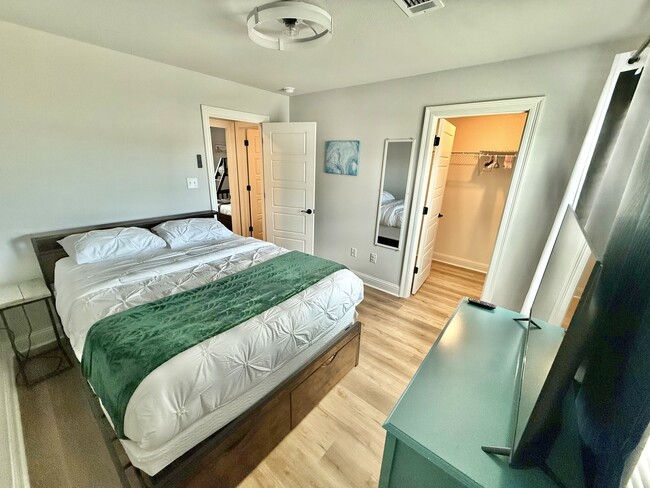 Building Photo - 1007 Middle Ln