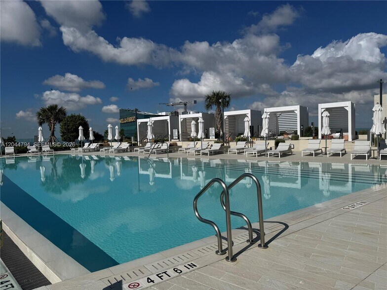 Building Photo - 300 Biscayne Boulevard Way