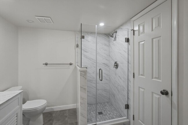 Building Photo - Updated 2BR Condo in Old Town Alexandria - 2 blocks to Metro