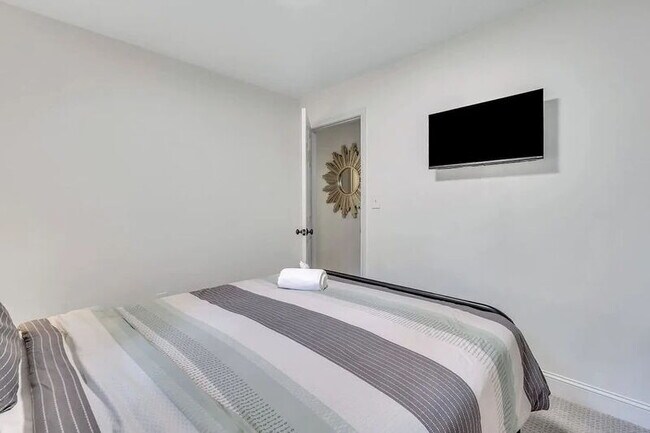 Building Photo - 302 Manden Rd