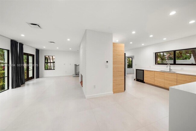 Building Photo - 151 NE 43rd St