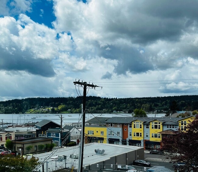 Building Photo - Newly Remodeled Apartment in the Center of Downtown Poulsbo!