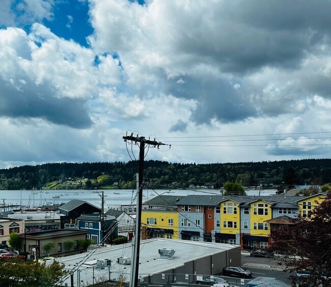 Building Photo - Newly Remodeled Apartment in the Center of...