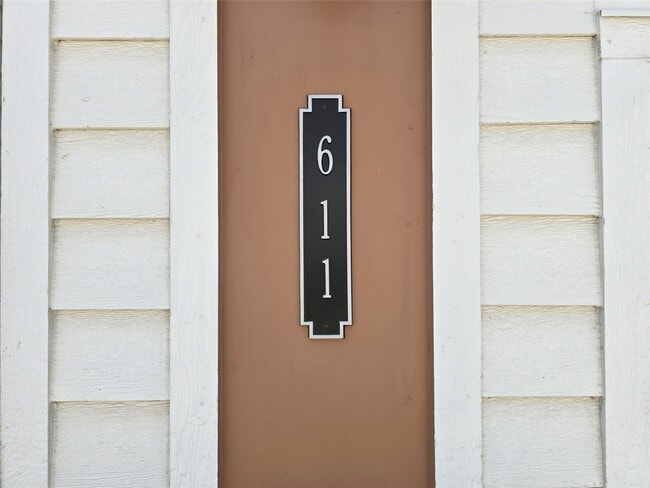 Building Photo - 611 Emile St