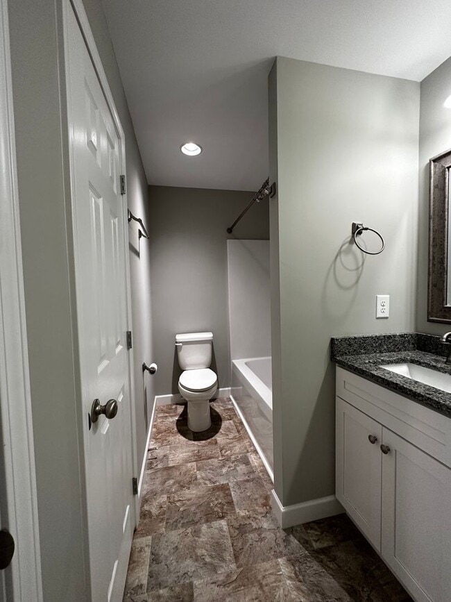 Building Photo - Spacious 3 Bedroom, 3.5bath in central Joh...