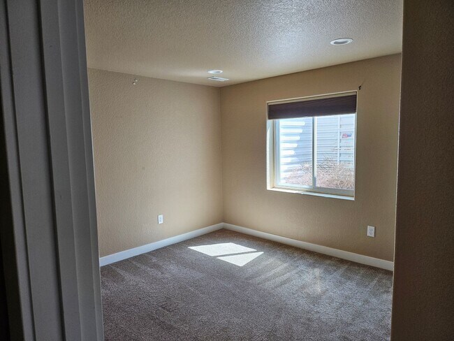 Building Photo - ALL PROSPECTIVE TENANTS MUST SUBMIT A $58 ...