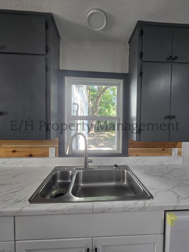 Building Photo - 828 S Pershing St