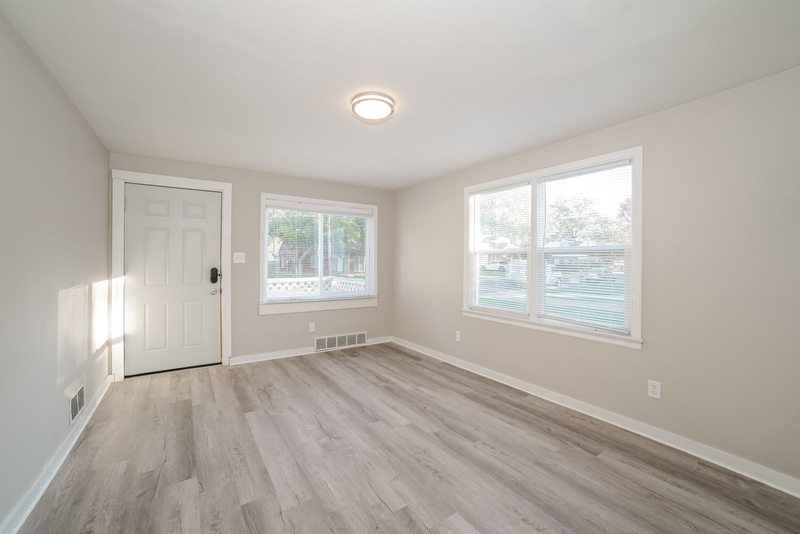 Building Photo - 908 E Maywood Ave