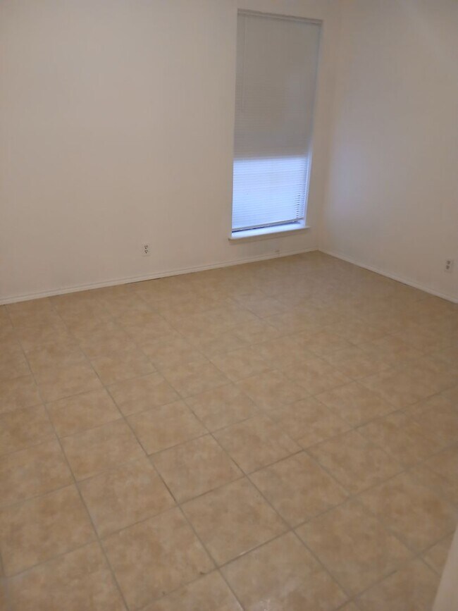 Building Photo - 3305 Fallmeadow St